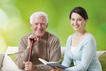 Betreuerin und Klient sitzen neben einander und lachen: Individuelle Betreuung