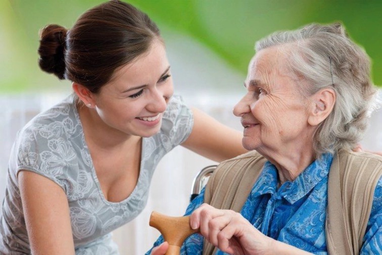 Betreuerin und Klientin schauen sich and und lachen: Gesellschafterfunktion